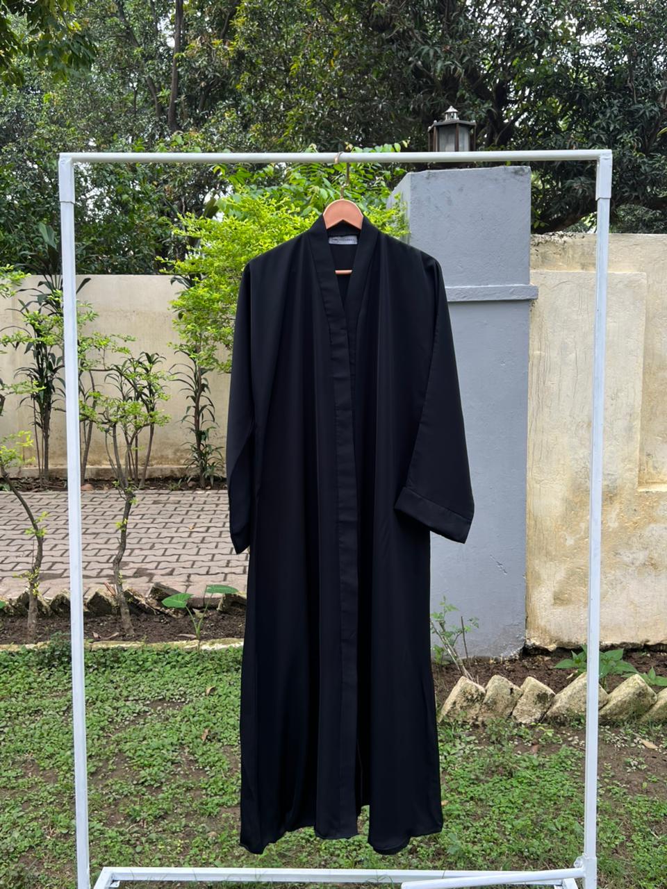 PLAIN CLASSIC ABAYA VOLUME 1 - BLACK