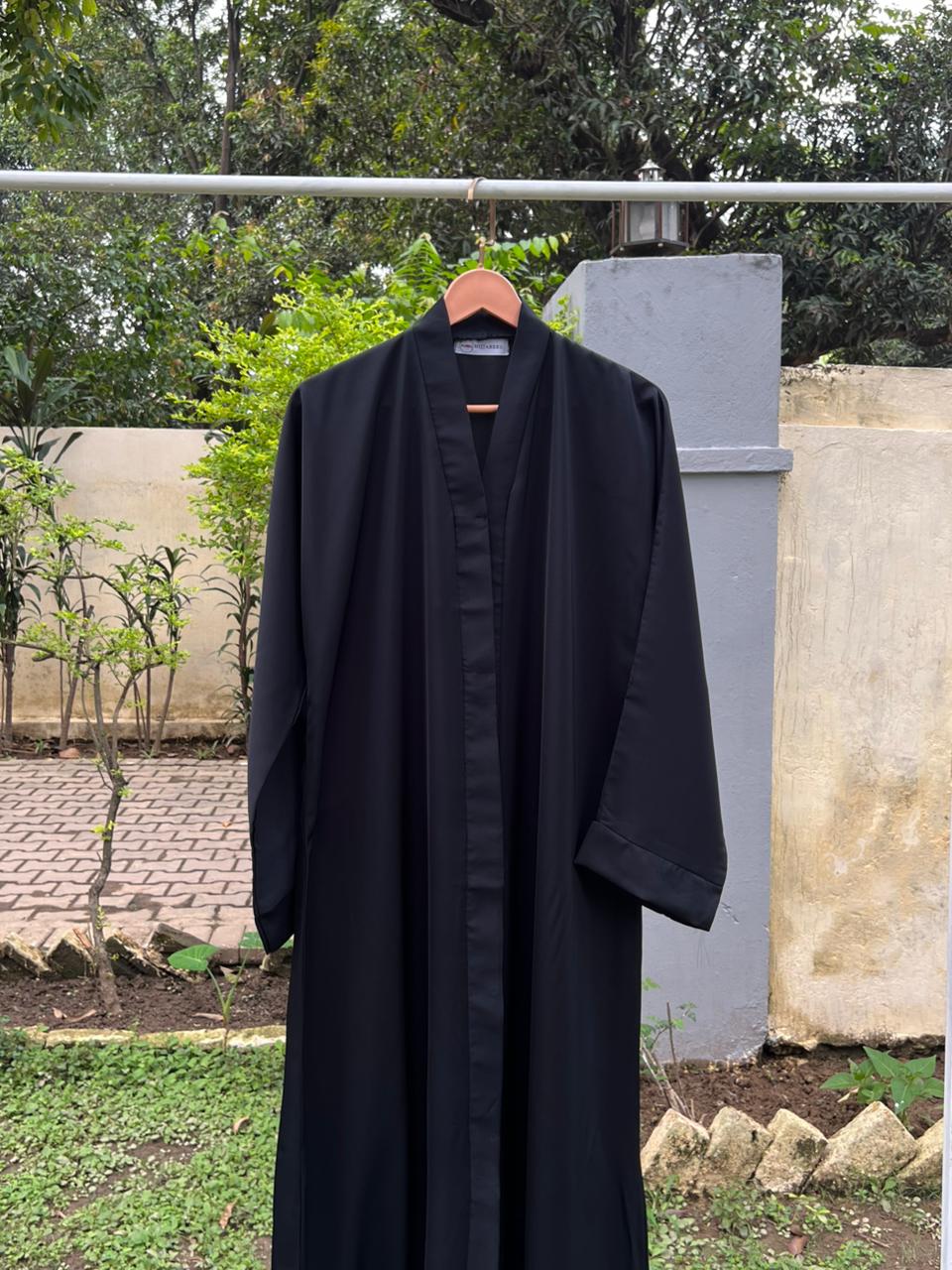 PLAIN CLASSIC ABAYA VOLUME 1 - BLACK