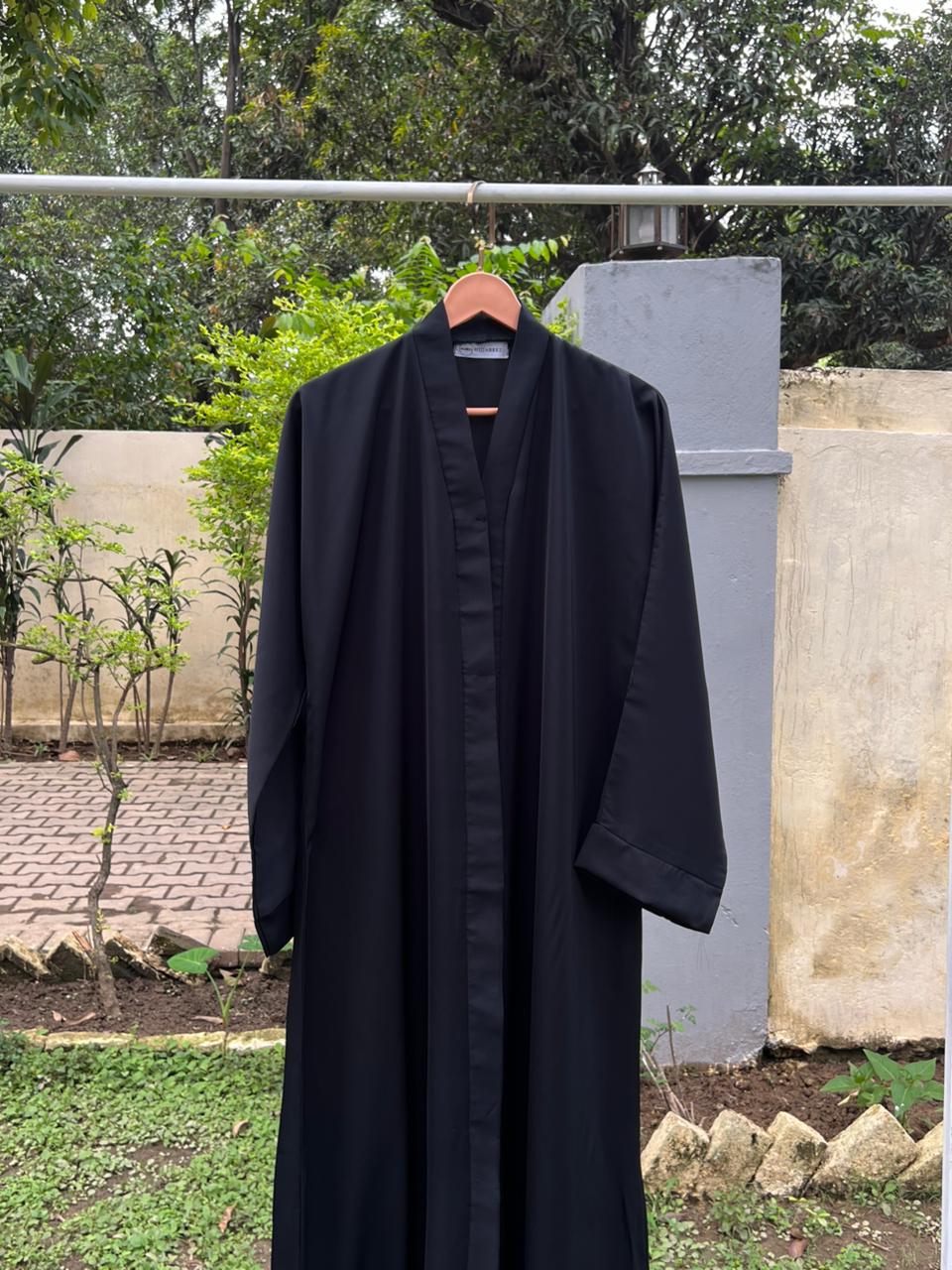PLAIN CLASSIC ABAYA VOLUME 1 - BLACK