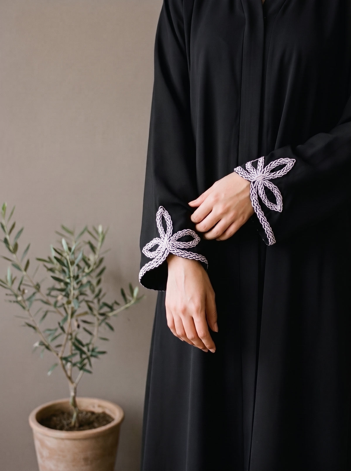 Leaf Cutwork Abayah - Black