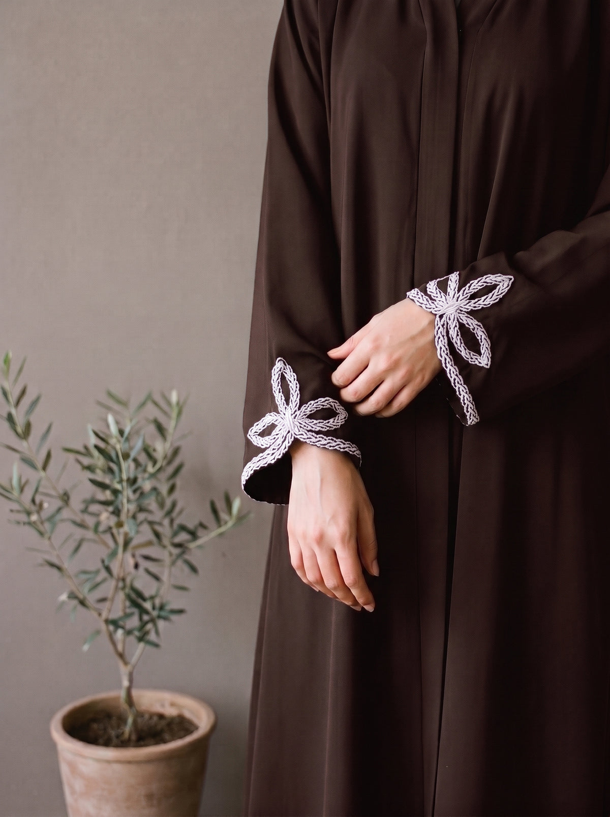 Leaf Cutwork Abayah - Seal Brown